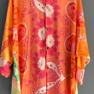 camisa bufante zaza e umcamisa de cores tropicales. com manga cumprida comumente com nome de manga bufante. e golamde padre.